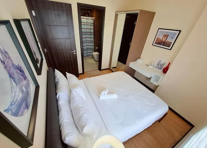 Roomy 1br Balcony-40sqm-4px-pet-parking-moa,picc,wtc,ccp Manille